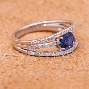 Bague triple rangée en or blanc 18 carats avec saphir bleu naturel ovale et diamants pavés, collection Memoria Jewels, vente en gros - Product Image 2