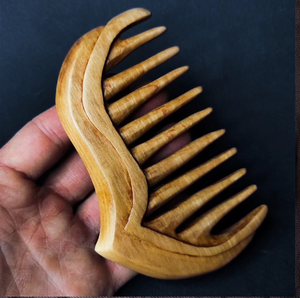 Peine masajeador de cuero cabelludo ergonómico de madera con mango superior integrado, disponible a precios de mayorista. - Product Image 6