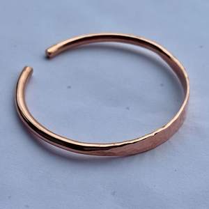 Brazalete de Cobre Puro Hecho a Mano, Diseño Martillado, Ajustable y Personalizable, Alivio del Dolor de Artritis, Terapia Magnética para Mujeres - Product Image 5