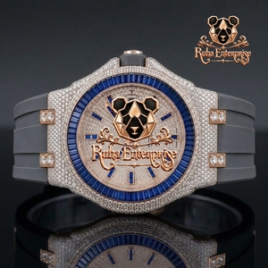 Reloj analógico prémium para hombre con caja de diseño esculpido, correa de silicona suave, borde de bisel decorativo y estilo contemporáneo - Product Image 2