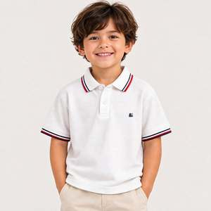 Polo blanc à manches courtes pour garçons avec col et poignets rayés, style preppy, couleur unie, tissu piqué, logo sur la poitrine gauche - Product Image 1