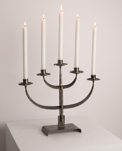 Candélabre à 5 lumières en fer forgé fait main, finition étain antique, support de bougies coniques en métal martelé, centre de table - Product Image 1