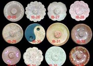 Porte-encens en pierre savonneuse fait main, de forme ronde, avec de magnifiques plumes de paon, de qualité supérieure, pour la décoration de la maison. - Product Image 3