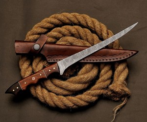 Cuchillo de Filetear Hecho a Mano de Acero de Damasco con Funda de Cuero, Hecho a Medida, Alta Dureza, Extra Afilado, Cuchillo de Pesca con Mango de Madera de Palisandro - Product Image 4