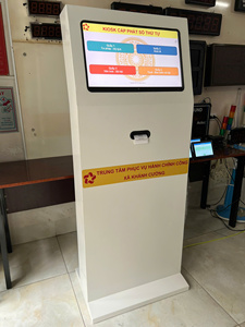 Kiosco Profesional de Gestión de Colas e Información Pública con Lector de Tarjetas de Identificación e Impresora Integrada |   AT-KIOSK – Disponible para OEM - Product Image 2