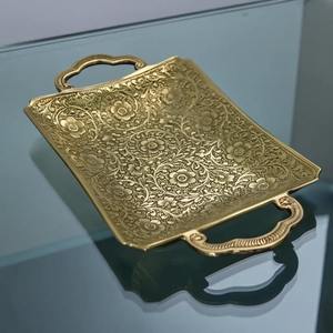Plateau décoratif élégant en laiton, rectangulaire, gravé de motifs floraux, design traditionnel avec poignée, plateau de service pour la salle à manger - Product Image 3