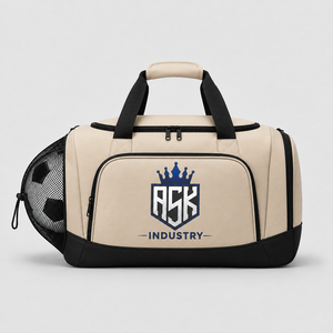 Bolsa de fútbol premium hecha con material ligero y duradero que ofrece amplio espacio de almacenamiento, cremalleras resistentes y opciones de transporte cómodas. - Product Image 1