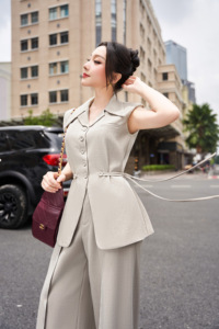 เสื้อกั๊กเบลเซอร์แขนกุดสำหรับผู้หญิง สีเทา ปกแบบ Notch Lapel คอสองชั้น รูดเชือกที่เอว ติดกระดุมด้านหน้า เสื้อสำหรับใส่ทำงาน IRIS - Product Image 3