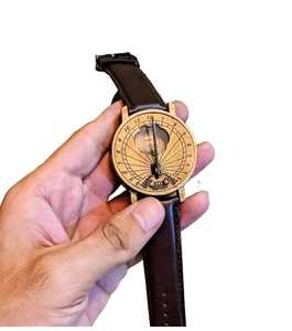 Horloge solaire antique en laiton avec bracelet en cuir, design circulaire plaqué or, cadran gravé, horloge d'art de collection - Product Image 1