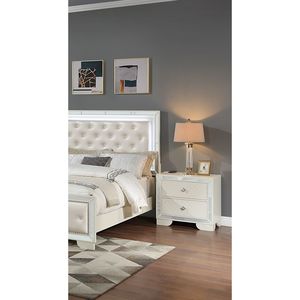 Comodino Classico di Lusso in Legno Crema con 2 Cassetti e Pannello in Vetro a Specchio, Arredamento Camera da Letto - Product Image 1
