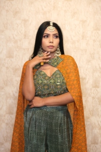 Elegante conjunto indio de top y pantalón gharara con dupatta, largo hasta el suelo, corte holgado, ropa étnica para boda, estampado digital verde y naranja. - Product Image 3