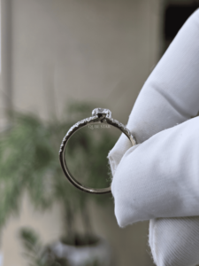 Anillo de Lujo con Diamante Cultivado en Laboratorio con Corte Pera, Certificado IGI, 0.30 Ct, Banda de Oro con Diseño Dividido, Engaste Pavé, Joyería Nupcial Contemporánea - Product Image 3