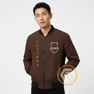 เสื้อแจ็คเก็ตบอมเบอร์สีน้ำตาลสำหรับผู้ชาย พิมพ์ลายตัวอักษรและป้ายโลโก้ สไตล์ลำลอง ซิปด้านหน้า ทรงปกติ ใส่ได้ในฤดูใบไม้ร่วง - Product Image 1