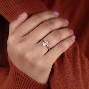 Anillo de Compromiso Solitario con Bisel de Diamante Cultivado en Laboratorio, Corte Pera, Oro de 14K, Joyería Nupcial Minimalista, Fabricante Personalizado al por Mayor - Product Image 4