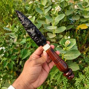 Vente en gros : Pointe de flèche artisanale en obsidienne noire avec manche en bois sculpté – Art de collection de style primitif pour exposition - Product Image 1