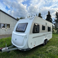 Caravane hybride étanche 4x4 légère en acier inoxydable moderne pour 4 personnes, confortable, avec panneaux solaires, tout-terrain
