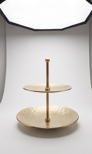 Plateau de service élégant à deux niveaux finition or, support à gâteau rond martelé, présentoir à desserts et fruits, décoration événementielle - Product Image 4
