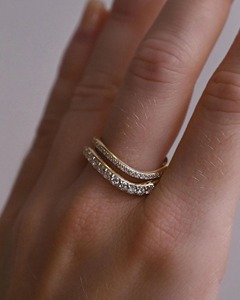 Bague de mariage ondulée en or jaune 14 carats avec diamants taille ronde 0,56 carats, anneau courbé de forme libre, bague de mariage unique à superposer - Product Image 1