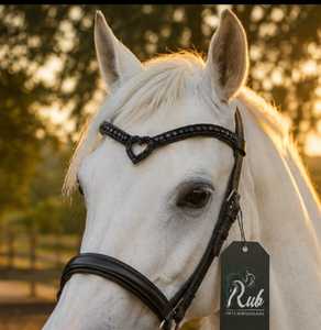 Cabestro de cuero genuino Rub International con diseño de corazón de diamantes de imitación negros y tachuelas doradas, estilo silla de montar inglesa, personalizable - Product Image 1