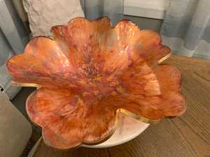 Cuenco de resina de alta gama con patrón espiral multicolor, diseñado para ser un centro de mesa decorativo en espacios de vida de lujo. - Product Image 2