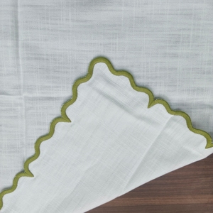 Servilleta de Lino Verde Personalizada Hecha a Mano de 21" x 21" con Borde Festoneado, 100% Lino, Desechable, Antibacteriana, con Borde Bordado, para Cena o Boda - Product Image 1