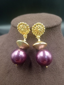Boucles d'oreilles pendantes en forme de fleur plaquées or Amaira Jewels avec perle imitation goutte d'eau violette, bijoux de mariage classiques pour femmes - Product Image 6