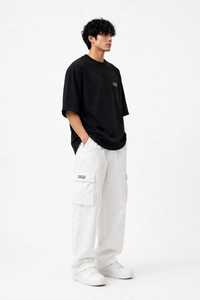 เสื้อยืดคอกลมสีดำสำหรับผู้ชาย ผ้าถักเนื้อนุ่ม ระบายอากาศได้ดี ผลิตจากผ้าฝ้าย 100% พร้อมกางเกงคาร์โก้สีขาว ชุดสตรีทแวร์สำหรับฤดูหนาว  โลโก้ตัวอักษรด้านหน้า - Product Image 4