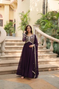 Conjunto de Vestido Étnico Bordado de Lujo para Mujer, Morado y Rojo, Diseño Fluido para Fiestas, Estilo Anarkali, Traje Festivo para Bodas - Product Image 6