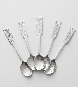Ensemble de cuillères à thé en métal Royal Design avec manche couronné et figures gravées, lavable au lave-vaisselle, idéal pour les fêtes - Product Image 1