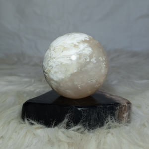 Piedras Preciosas Naturales de Pluma Blanca de Indonesia de Alta Calidad al por Mayor, Forma Esférica, Cristal Curativo Artesanal de 5 cm - Product Image 1