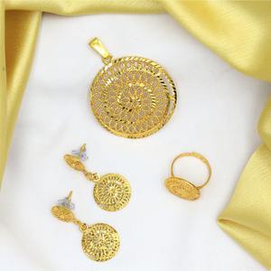 Pendentif designer en alliage de laiton plaqué or avec boucle d'oreille chaîne pendentif ensemble pendentifs bijoux de créateur d'exportation traditionnelle à la mode - Product Image 6