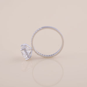 Anillo de Compromiso con Diamante Cultivado en Laboratorio de Corte Princesa de 3.54CT con Banda Redonda Pavé en Oro Blanco, Amarillo y Rosa de 14K - Product Image 5