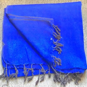 Chal de lana acrílica azul sólido, accesorio de bufanda tradicional imprescindible para la temporada de invierno - Product Image 1
