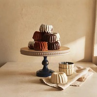Support à gâteau rectangulaire à trois niveaux avec cadre en métal doré, plateaux en céramique blanche, présentoir multi-étages