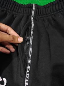 Jogger en tissu chenille brodé de qualité supérieure 2026, 400 GSM, couleur noire, avec coutures de panneaux et revers personnalisés - Product Image 4