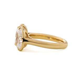 Bague de fiançailles Toi et Moi en or jaune 14 carats avec diamant de laboratoire de luxe 2,5 carats pour femme, certifiée IGI, taille coussin et ovale, duo - Product Image 5