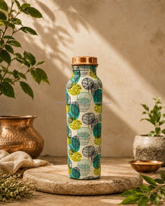 Botella de agua de cobre puro con diseño floral y tapa de cobre, portátil para viajes, con propiedades ayurvédicas y beneficios para la salud. - Product Image 3