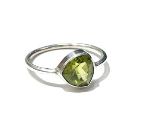 Bague en pierre précieuse de péridot vert naturel taillée en triangle, bague en argent sterling 925 massif, un bijou élégant pour un cadeau. - Product Image 1