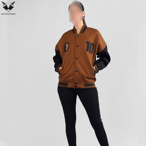 Veste varsity à manches longues de style actuel, couleur contrastée marron et noir, avec logo brodé et fermeture à boutons pour femmes - Product Image 2