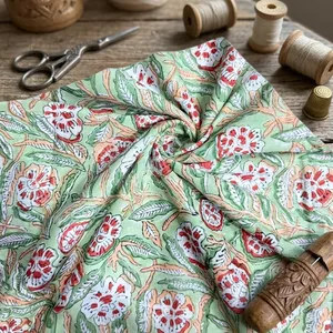 Tela de Algodón Indio Peinado Ligero No Tejido Transpirable con Estampado Floral Verde Menta y Coral de Jeypore Arts Wholesale - Product Image 6