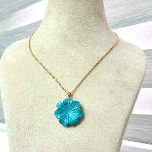 Pendentif en forme de fleur bleue turquoise, collier en cristal sculpté à la main pour femmes, pendentif en pierres précieuses, cadeau d'anniversaire fait à la main - Product Image 4