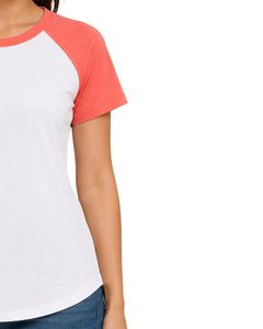 Camiseta raglán personalizada en blanco y rosa coral para mujer, cuello redondo, manga corta, mezcla de algodón suave, top de moda para verano. - Product Image 2