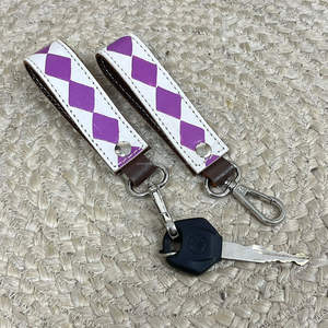 Porte-clés élégant en cuir de vachette à carreaux, motif personnalisé de créateur, cordon élégant personnalisé avec fermoir - Product Image 4