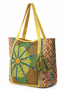 Sac fourre-tout bohème vibrant avec des perles en forme de soleil, des broderies géométriques et des accents de pompons colorés. Idéal pour les voyages, les festivals. - Product Image 2