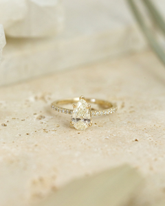 Bague de fiançailles élégante en or avec diamant solitaire taille poire et bande pavée de diamants pour femme, idéale pour une demande en mariage - Product Image 1