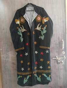 Abrigo largo artesanal de terciopelo negro indio con estampado floral étnico bohemio, 100% algodón, con cierre de cordón. - Product Image 5
