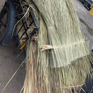 Panneaux de toiture en chaume naturel en vrac du Vietnam pour application de couverture de toit extérieur pour hôtels et complexes hôteliers - Product Image 1