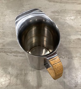 Pichet minimaliste en acier inoxydable avec poignée en bois, carafe moderne pour la maison, la cuisine, la salle à manger et l'usage quotidien, fabriqué à la main en Inde - Product Image 5