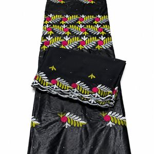 Tela de Encaje Suizo Bordado de Alta Calidad para Vestidos y Diseños de Moda Guatemala - Product Image 5