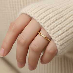 Anillo de Cristal Chapado en Oro con Diseño de Barra de Regalo de San Valentín Plateado de Hallmark - Product Image 1